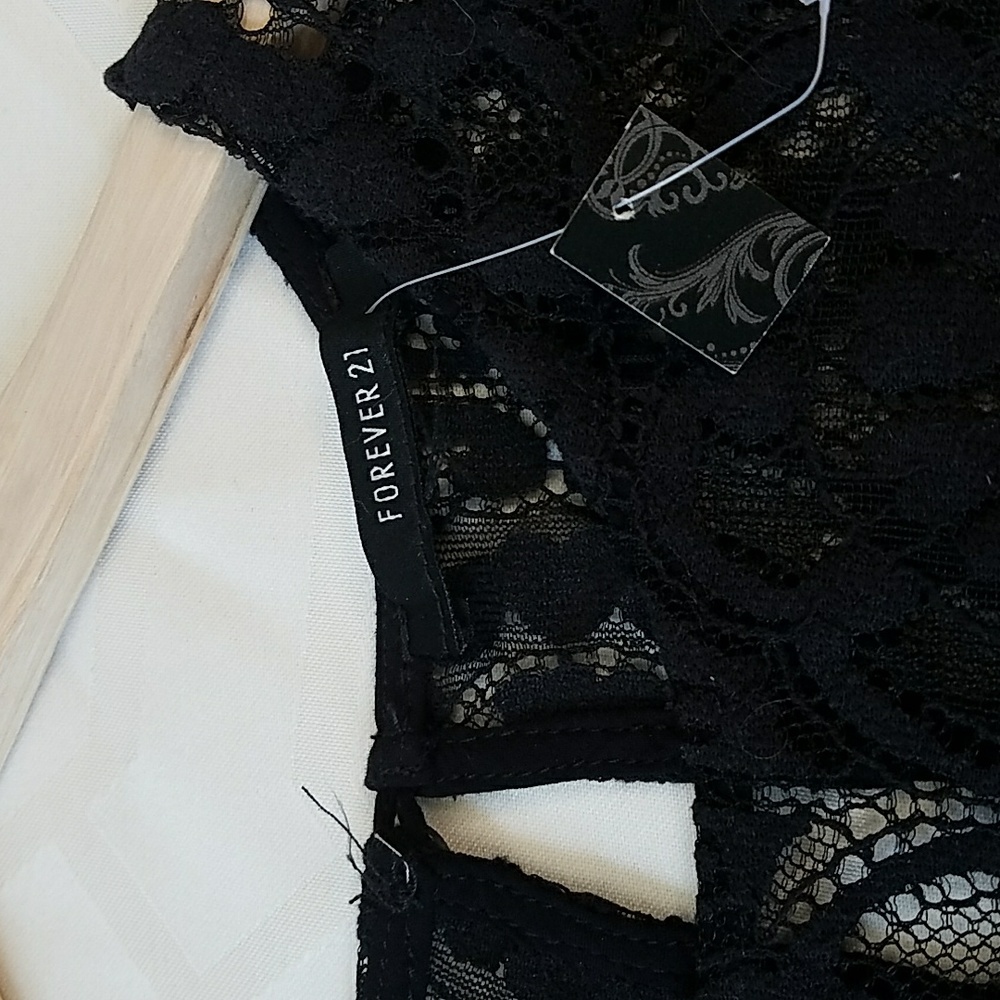 Lace Crop Top - Picture 3 of 6